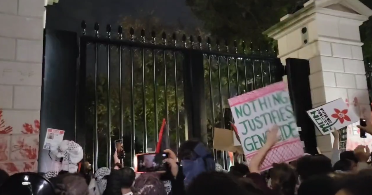 BREAKING: Pro-Palestine Mob Attempts To Scale And Break Down White House Fence | WLT Report