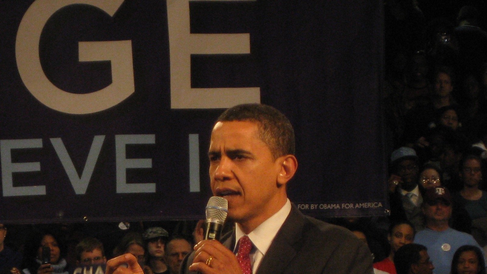 Barack Obama speaking at a 2008 presidential campaign rally