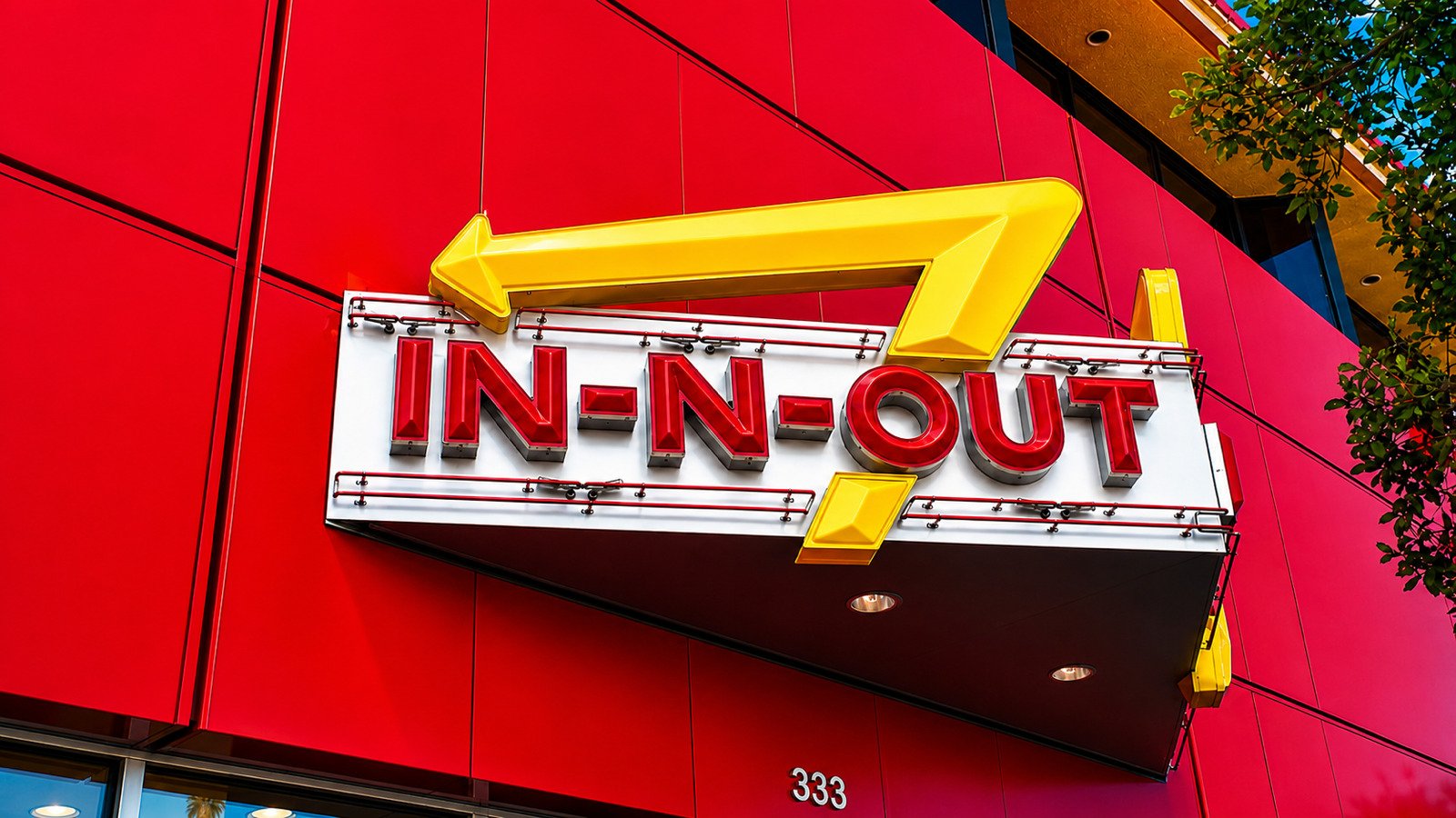 Exterior In-N-Out Burger sign