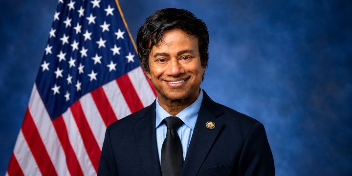 Rep. Shri Thanedar in his official congressional portrait beside an American flag
